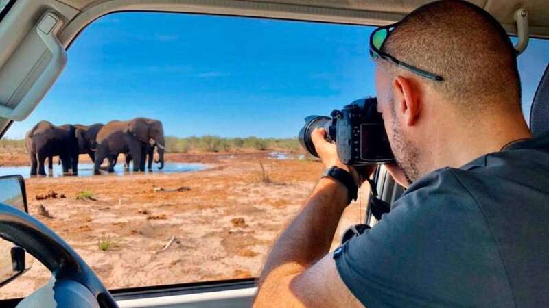 Héctor Medina fotografiando elefantes (Foto C7)